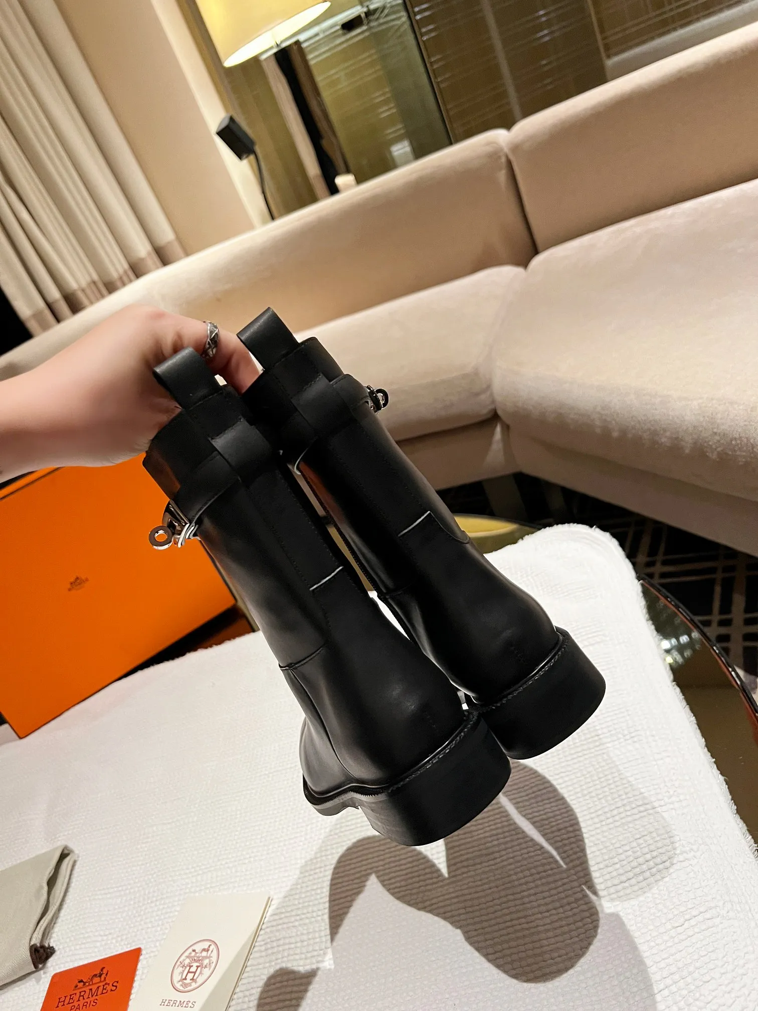 👟👟Ex-factory price 640👟👟 Top version Purchase the original 3D three-dimensional last leg craft boot shaft that does not deform in three dimensions H Home 2025 autumn and winter new HERMES Hermès classic long boots, naturally have unique craftsmanship and quality. The leather of this boot is all imported and customized, and the inner material is also imported custom cowhide. It is easy to wear, comfortable and looks good in everything. It is a must-have autumn and winter style, and the style lasts forever. It is a knight boot that will never go out of style no matter how you wear it. Upper: Imported original calfskin Lining: Imported cowhide lining Size: Female 35-39 (40 41 non-returnable and non-exchangeable)